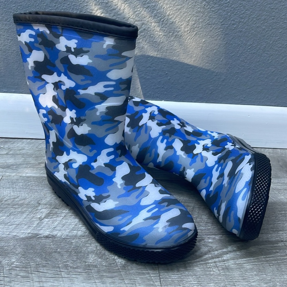 NWOT Sanmm Blue Camouflage Rain Boots